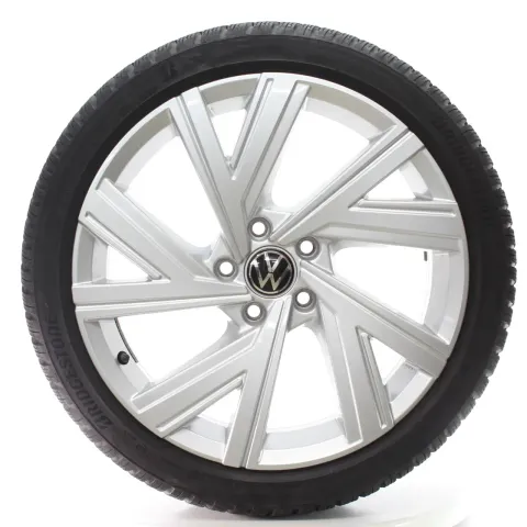 Background image for VW Golf 8 VIII GTI Winterräder Bergamo Bridgestone 225/40R18 DOT23 5H0601025AB