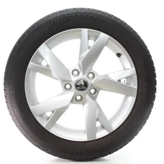Skoda Octavia IV NX Winterräder Lyra Bridgestone 205/55R17 95V DOT23 5E3601025AC - Bild 4