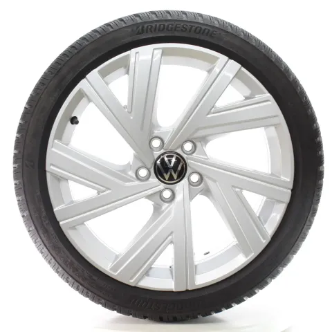 Background image for VW Golf 8 VIII CD1 Winterräder Bergamo Bridgestone 225/40R18 DOT25 5H0601025AB