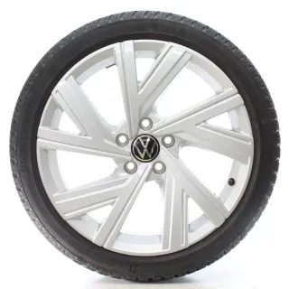 VW Golf VIII CD1 Winterräder Bergamo Bridgestone 225/40R18 DOT25 5H0601025AE - Bild 1