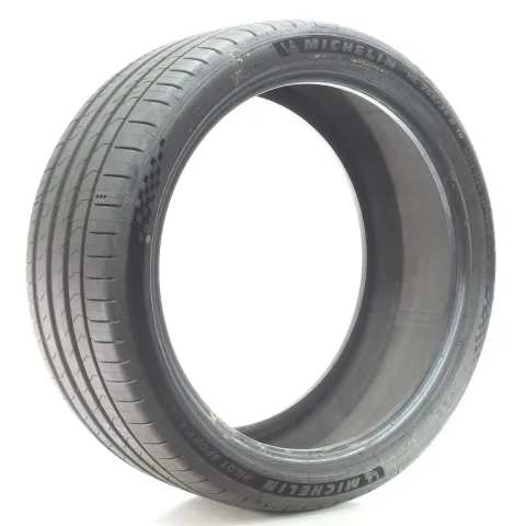 Background image for Sommerreifen Michelin Pilot Sport 5 * XL HL 255/35 R19 99Y DEMO 3528704172191