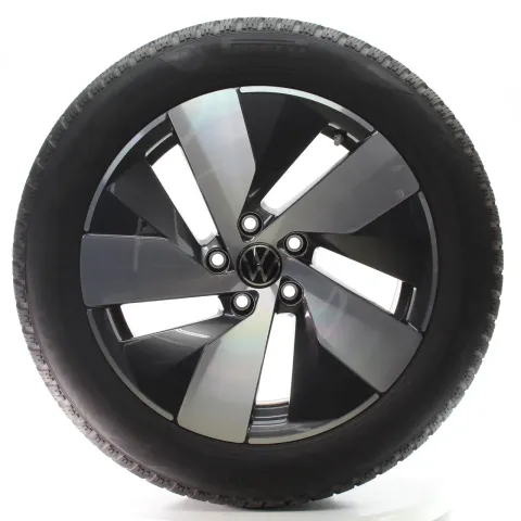 Background image for VW Passat B9 Variant CJ5 Winterräder Bologna Pirelli 215/55R17 DOT25 3J0601025K