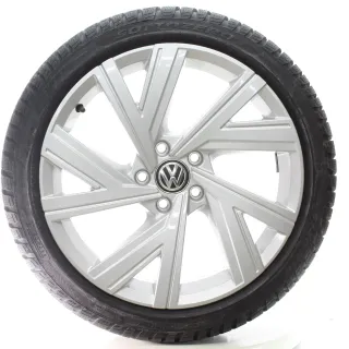 VW Golf VIII CD1 Winterräder Bergamo Pirelli 225/40R18 92V DOT25 5H0601025M - Bild 1