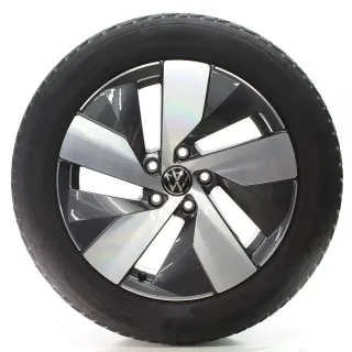 VW Passat B9 Variant CJ5 Winterräder Bologna Goodyear 215/55R17 DOT25 3J0601025K - Bild 1