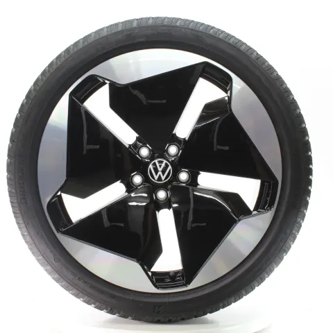 Background image for VW ID.3 E11 GTX Winterräder Sanya Bridgestone 215/45R20 95T DOT25 10A601025T