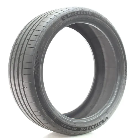Background image for Sommerreifen Michelin Pilot Sport 5 * XL 225/40 R19 93Y DOT25 DEMO 3528709496780