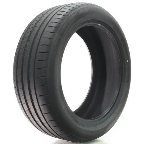 Background image for Sommerreifen Yokohama Advan Sport V107 * XL 245/50 R19 105Y DOT25 DEMO 1Stk