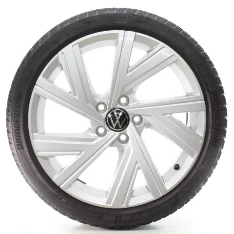 Background image for VW Golf 8 VIII GTI R Winterräder Bergamo Bridgestone 225/40R18 DOT23 5H0601025AB