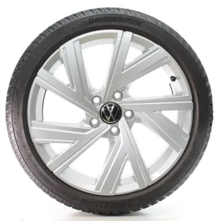 VW Golf VIII CD1 Winterräder Bergamo Bridgestone 225/40R18 DOT25 5H0601025AE - Bild 1
