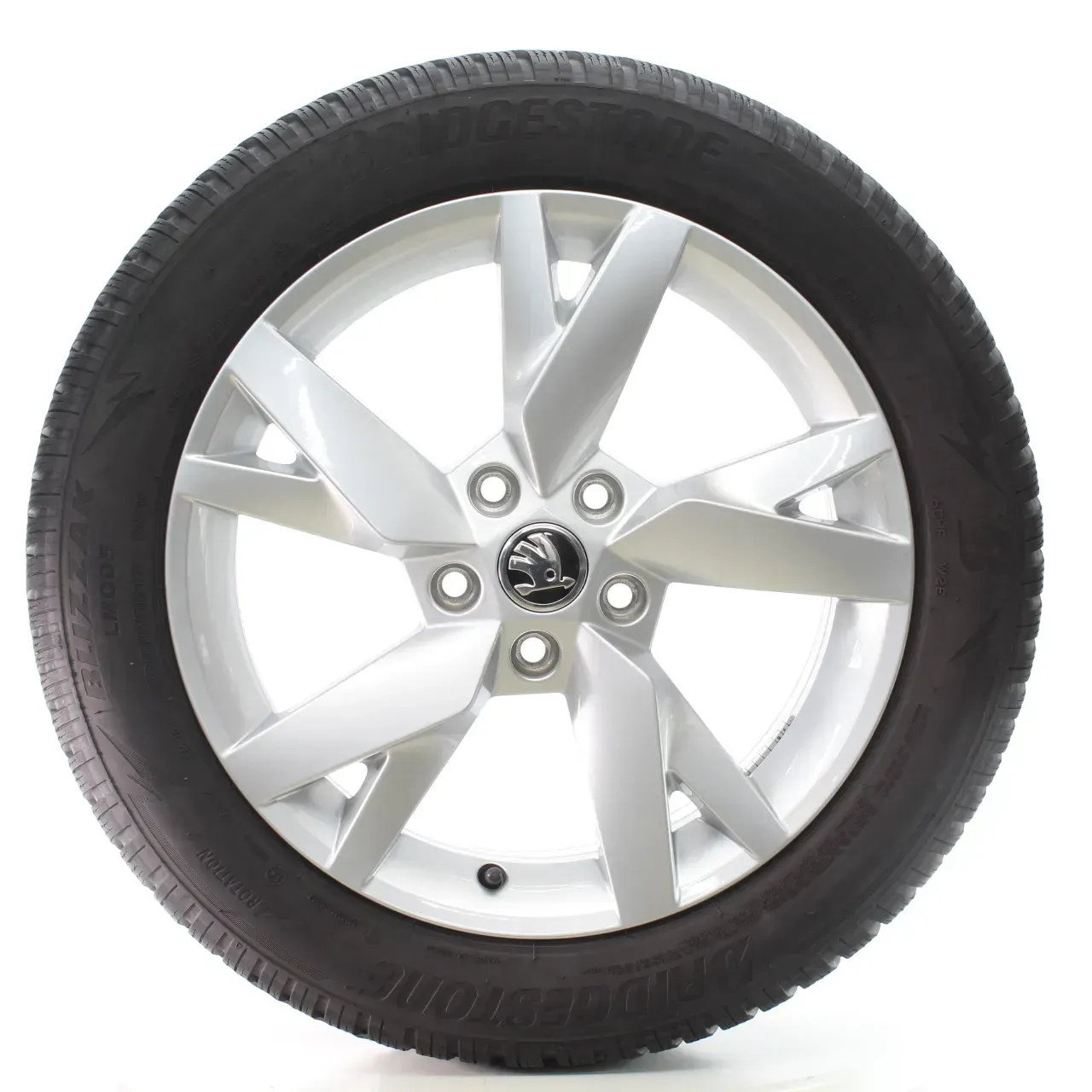 Skoda Octavia IV NX Winterräder Lyra Bridgestone 205/55R17 95V DOT23 5E3601025AC - Bild 1