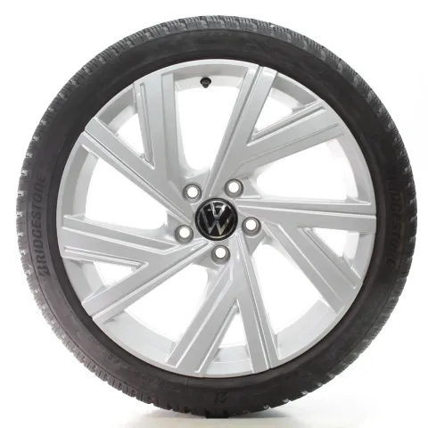 Background image for VW Golf 8 VIII CD1 CG5 Winterräder Bergamo Bridgestone 225/40R18 5H0601025AB