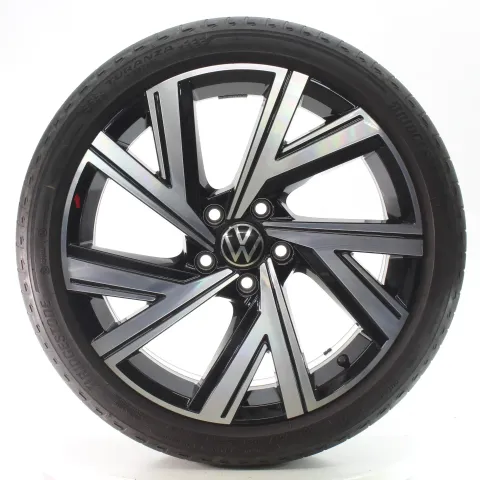 Background image for VW Golf 8 VIII GTI GTD R Sommerräder Bergamo Glanzgedreht 225/40R18 5H0601025M