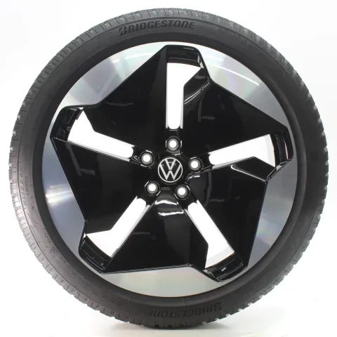 Background image for VW ID.3 E11 GTX Winterräder Sanya Schwarz Bridgestone 215/45R20 DOT25 10A601025T