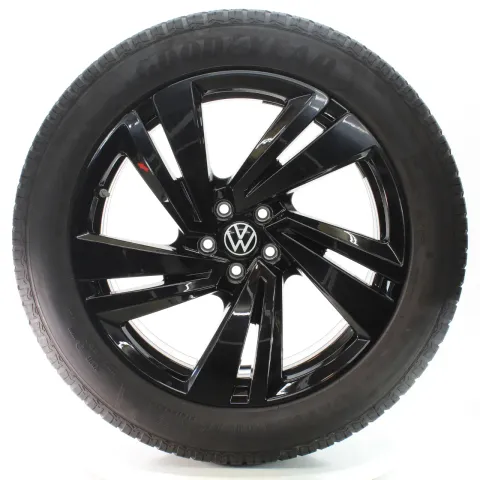 Background image for VW Touareg CR7 Winterräder Nevada Schwarz Goodyear 285/45R20 112V 760601025AA