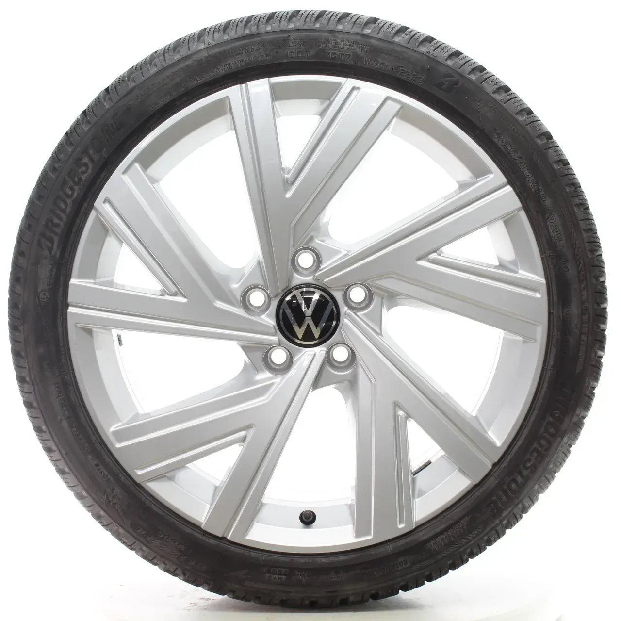 VW Golf 8 VIII CD1 Winterräder Bergamo Bridgestone 225/40R18 DOT23 5H0601025AB - Bild 1