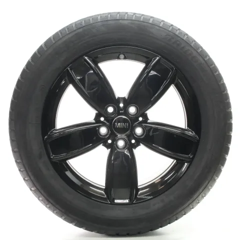 Background image for MINI Countryman F60 Winterräder Channel Spoke 531 225/55R17 97H DOT21 6856031