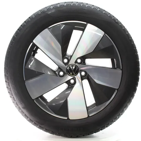 Background image for VW Passat B9 Variant CJ5 Winterräder Bologna Pirelli 215/55R17 DOT24 3J0601025K