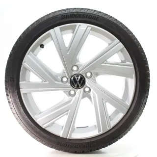 VW Golf 8 VIII CD1 Winterräder Bergamo Bridgestone 225/40R18 DOT24 5H0601025AB - Bild 1
