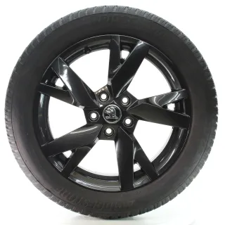 Skoda Octavia IV NX Winterräder Lyra Bridgestone 205/55R17 95V DOT22 5E3601025AE - Bild 1