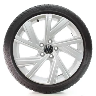 VW Golf VIII CD1 CG5 Winterräder Bergamo Pirelli 225/40R18 DOT25 5H0601025AB - Bild 3