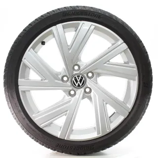 VW Golf 8 VIII CD1 Winterräder Bergamo Bridgestone 225/40R18 DOT23 5H0601025AB - Bild 1