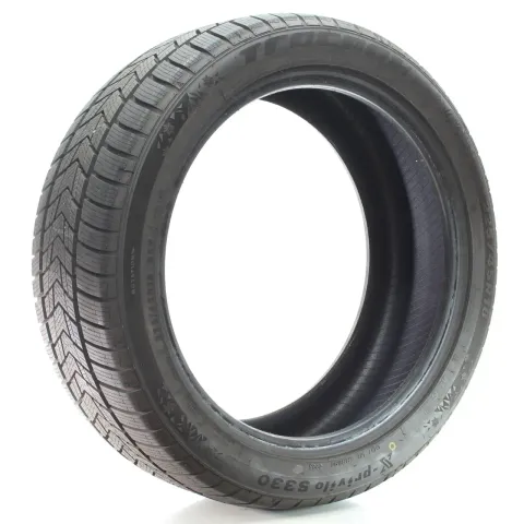 Background image for Winterreifen Tracmax X Privilo S-330 XL 225/45 R18 95V DOT25