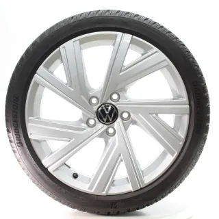 VW Golf 8 VIII CD1 Winterräder Bergamo Bridgestone 225/40R18 DOT24 5H0601025AB - Bild 2