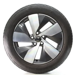 VW Passat B9 Variant CJ5 Winterräder Bologna Goodyear 215/55R17 DOT25 3J0601025B - Bild 1