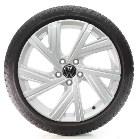 Background image for VW Golf VIII CD1 CG5 Winterräder Bergamo Pirelli 225/40R18 DOT25 5H0601025AB