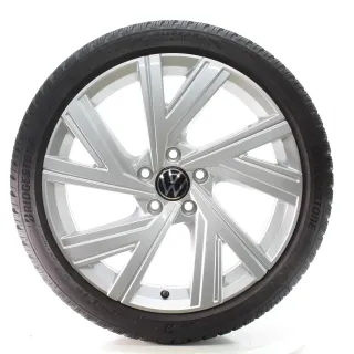 VW Golf 8 VIII CD1 Winterräder Bergamo Bridgestone 225/40R18 DOT23 5H0601025AB - Bild 1