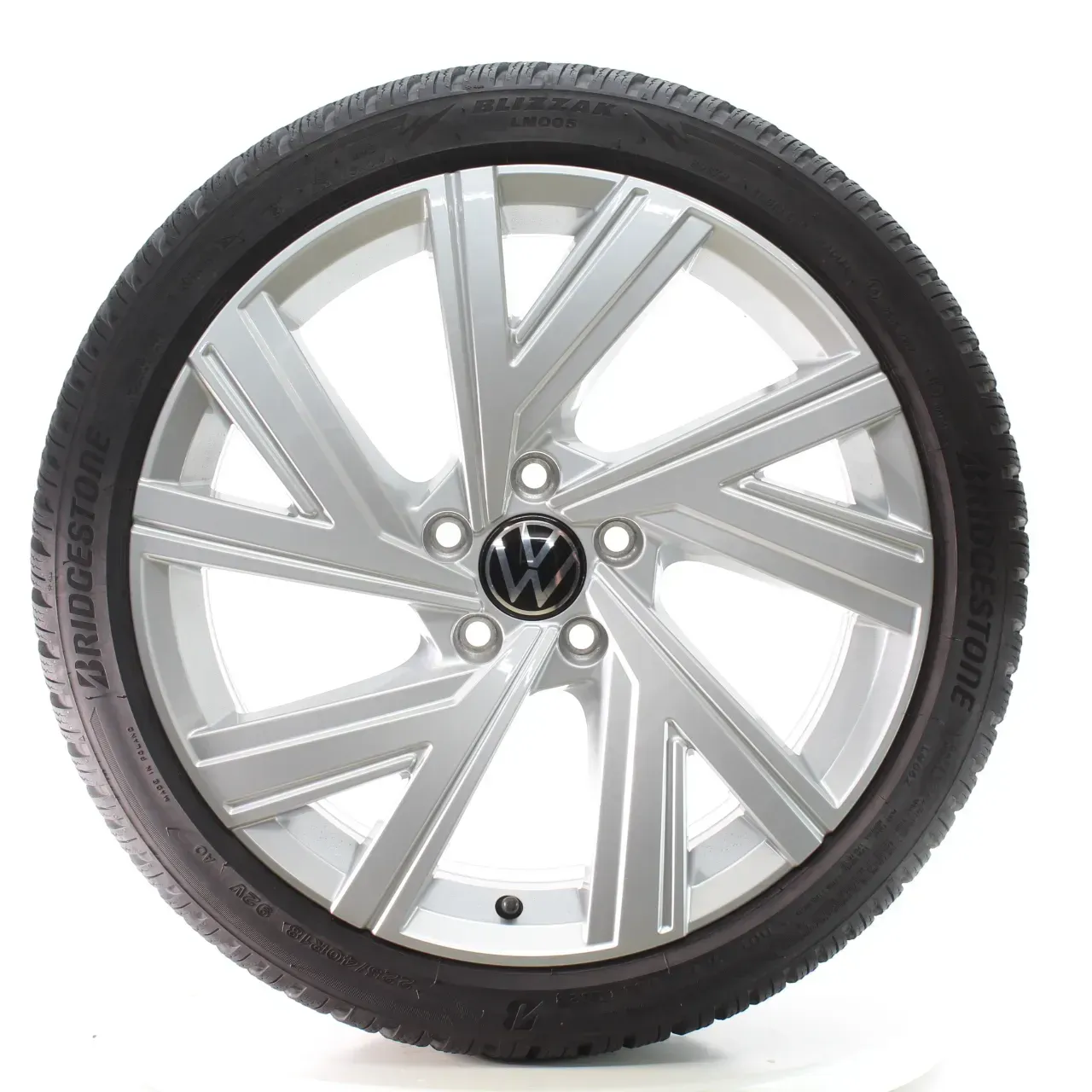VW Golf 8 VIII CD1 Winterräder Bergamo Bridgestone 225/40R18 DOT23 5H0601025AB - Bild 1