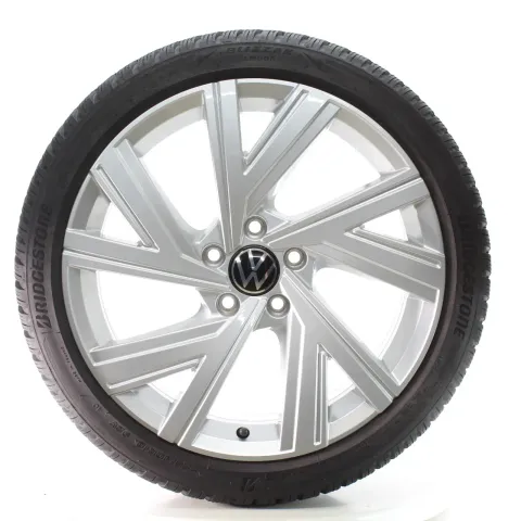 Background image for VW Golf 8 VIII CD1 Winterräder Bergamo Bridgestone 225/40R18 DOT23 5H0601025AB