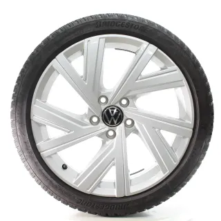 VW Golf 8 VIII CD1 Winterräder Bergamo Bridgestone 225/40R18 DOT25 5H0601025AB - Bild 1