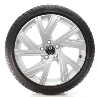 VW Golf VIII CD1 Winterräder Bergamo Pirelli 225/40R18 92V DOT25 5H0601025AE - Bild 1