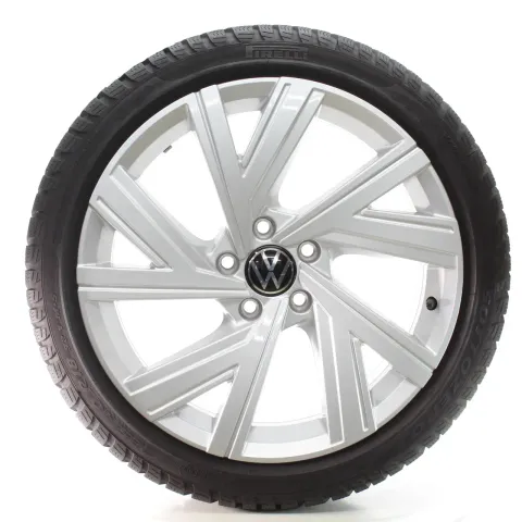 Background image for VW Golf VIII CD1 Winterräder Bergamo Pirelli 225/40R18 92V DOT25 5H0601025AE