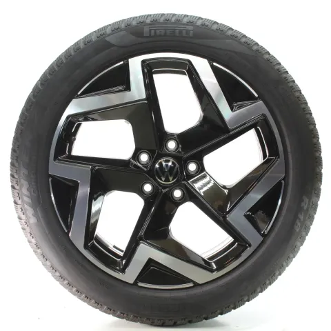 Background image for VW Passat B9 Variant CJ5 Winterräder Coventry Pirelli 235/45R18 DOT25 3J0601025M